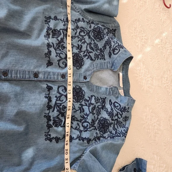 Country Store Denim Embroidered Long Roll Tab Sleeve Mocked V- Neck  Size L - Picture 3 of 5